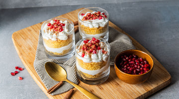 STEINER´s Low Carb Biskuit-Schichtdessert mit Zitronenquark und Granatapfelkernen in Gläsern