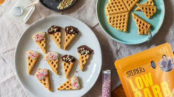 STEINER´s Pfannkuchen Backmischung als Waffeln gebacken. Diese Waffeln wurden in Dreiecke geschnitten und an einer Seite mit Schokolade oder Zitronenglasur bestrichen. Die Waffelecken sehen aus wie kleine Eistüten.