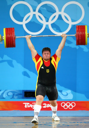 Matthias Steiner, Olympiasieger im Gewichtheben, bei seinem Goldversuch im Stoßen mit 258 Kilogramm 2008 bei den Olympischen Spielen in Peking.