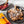 Laden Sie das Bild in den Galerie-Viewer, Zubereiteter STEINER´s Low Carb Kaiserschmarrn mit Puder-Erythit bestäubt. Der Kaiserschmarrn ist auf einem schwarzen Teller serviert. Links daneben ist ein Schälchen mit Beerenkompott und eine Packung Kaiserschmarrn.
