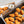 Laden Sie das Bild in den Galerie-Viewer, STEINER´s Semmelbrösel als Rezeptidee: Nuggets aus Schwein, panniert und frittiert mit STEINER´s Semmelbrösel. Die Nuggets liegen auf einem Küchentuch. Daneben ist ein Frischkäse-Dipp.