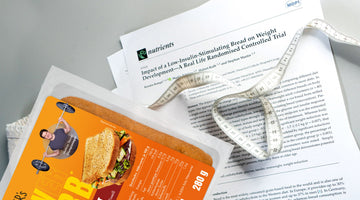 STEINER´s Low Carb Hogh Protein Brot zusammen mit einem Maßband und der ausgedruckten Studie, die beweißt, dass STEINER´s Brot bei der Gewichtsabnahme helfen kann.