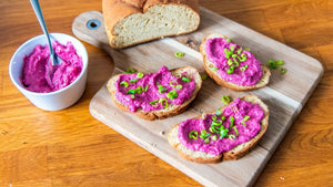 STEINER´s Low Carb High Protein Brot mit einem Rote-Bete-Aufstrich