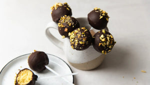 Selbstgemachte Cake Pops, überzogen mit einer Schokoglasur aus unseren STEINER´s Zartbitter Schokodrops.
