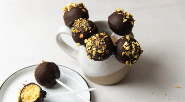 Selbstgemachte Cake Pops, überzogen mit einer Schokoglasur aus unseren STEINER´s Zartbitter Schokodrops.