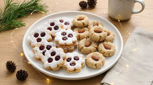 Ein Teller mit selbstgebackenen Low Carb Weihnachtsplätzchen.