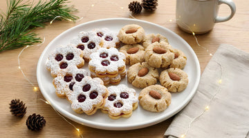 Ein Teller mit selbstgebackenen Low Carb Weihnachtsplätzchen.