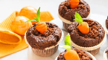 Schokomuffins, gemacht aus STEINER´s Schokokuchen Backmischung. Auf den Muffins befinden sich zuckerfreie Marzipan-Karotten.