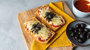 Low Carb Toast mit Spinnen aus Oliven als herrliche Halloweenmahlzeit