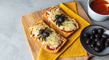 Low Carb Toast mit Spinnen aus Oliven als herrliche Halloweenmahlzeit