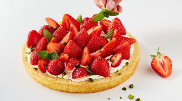 Low Carb Biskuittorte mit Erdbeeren und Creme