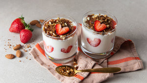 Low Carb Dessert mit Erdbeeren und Granola
