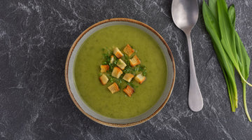 Frische Bärlauchsuppe mit Low Carb High Protein Croûtons