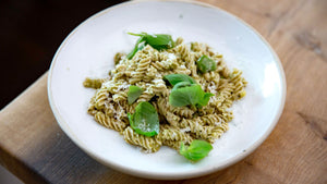 STEINER´s Fusilli mit Pasikilumpesto und frischen Basikikumblättern auf einem weißen Teller.
