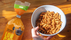 STEINER´s vegane Fusilli gewürzt und in der Heißluftfritteuse zu knusprigen Chips gebacken. Serviert in einer grauen Schale. 