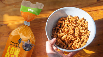STEINER´s vegane Fusilli gewürzt und in der Heißluftfritteuse zu knusprigen Chips gebacken. Serviert in einer grauen Schale. 