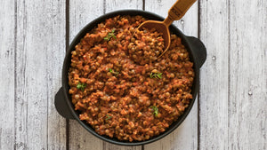 Linsen-Bolognese in einer gusseisernen Pfanne.