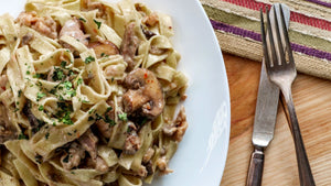 STEINER´s Low Carb Tagliatelle angerichtet auf einem weißen Teller. In dem Gericht sind gebratene Champignons und eine feine Soße.