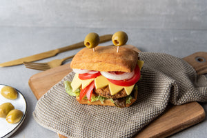 STEINER´s Monster Burger, eine Kreation aus einem Low Carb Brötchen mit Käse, garniert mit Gemüse, dass es wie ein Monster aussieht