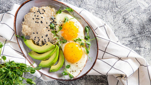 Herzhaftes Low Carb Porridge mit Avocado und Spiegelei - Rezept