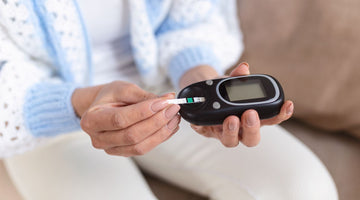 Person, die mit einem Messstreifen ihren Blutzucker misst