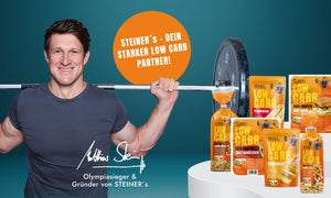 Mattias Steiner neben seinen Low Carb High Protein Produkten