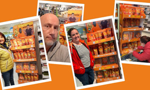 STEINER´s-Kunden vor STEINER´s-Produktaufstellern im Einzelhandel.