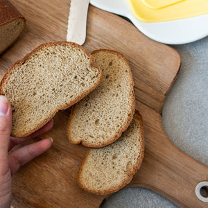 Drei geschnittene Scheiben STEINER´s High Protein Brot als ovales Laib . Es ist eine Testproduktion.