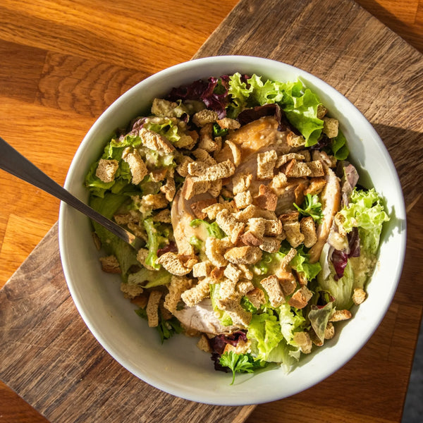 STEINER´s Low Carb High Protein Croutons auf Caesar Salad.