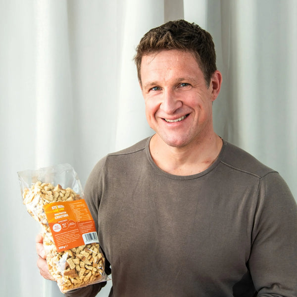 Matthias Steiner mit einer Packung STEINER´s Low Carb High Protein Croutons.