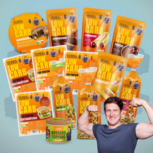 STEINER´s Fit Box mit 1 STEINER´s Low Carb Produkten. der Hintergrund ist hellblau ist Matthias Steiner ist in der rechten unteren Ecke zu sehen.