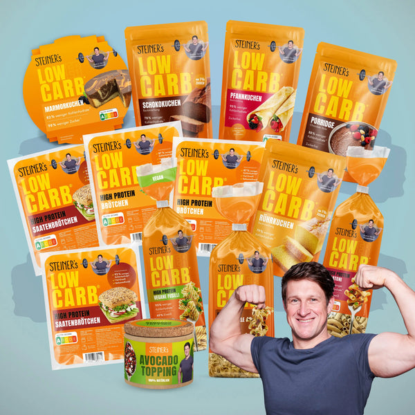 STEINER´s Fit Box mit 1 STEINER´s Low Carb Produkten. der Hintergrund ist hellblau ist Matthias Steiner ist in der rechten unteren Ecke zu sehen.