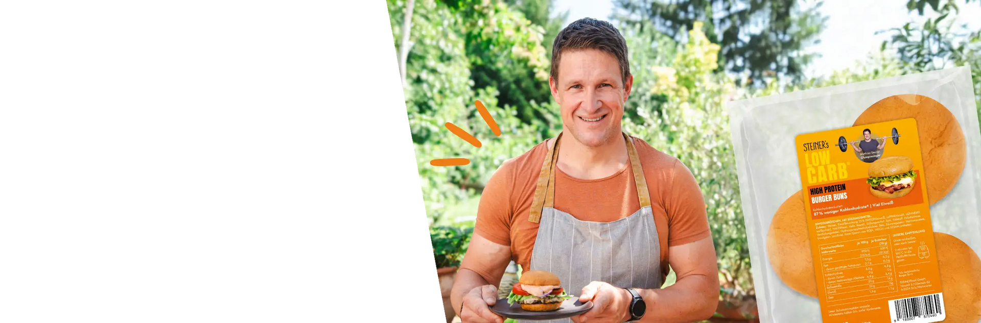 Matthias Steiner hält einen Teller mit einem belegten Bruger Bun richtung Kamera. Er steht in einem Garten und trägt eine Kochschürze. Rechts neben ihm ist eine Grafik eingefügt, die eine Abbildung einer 3er-Packung STEINER´s Burger Buns zeigt.