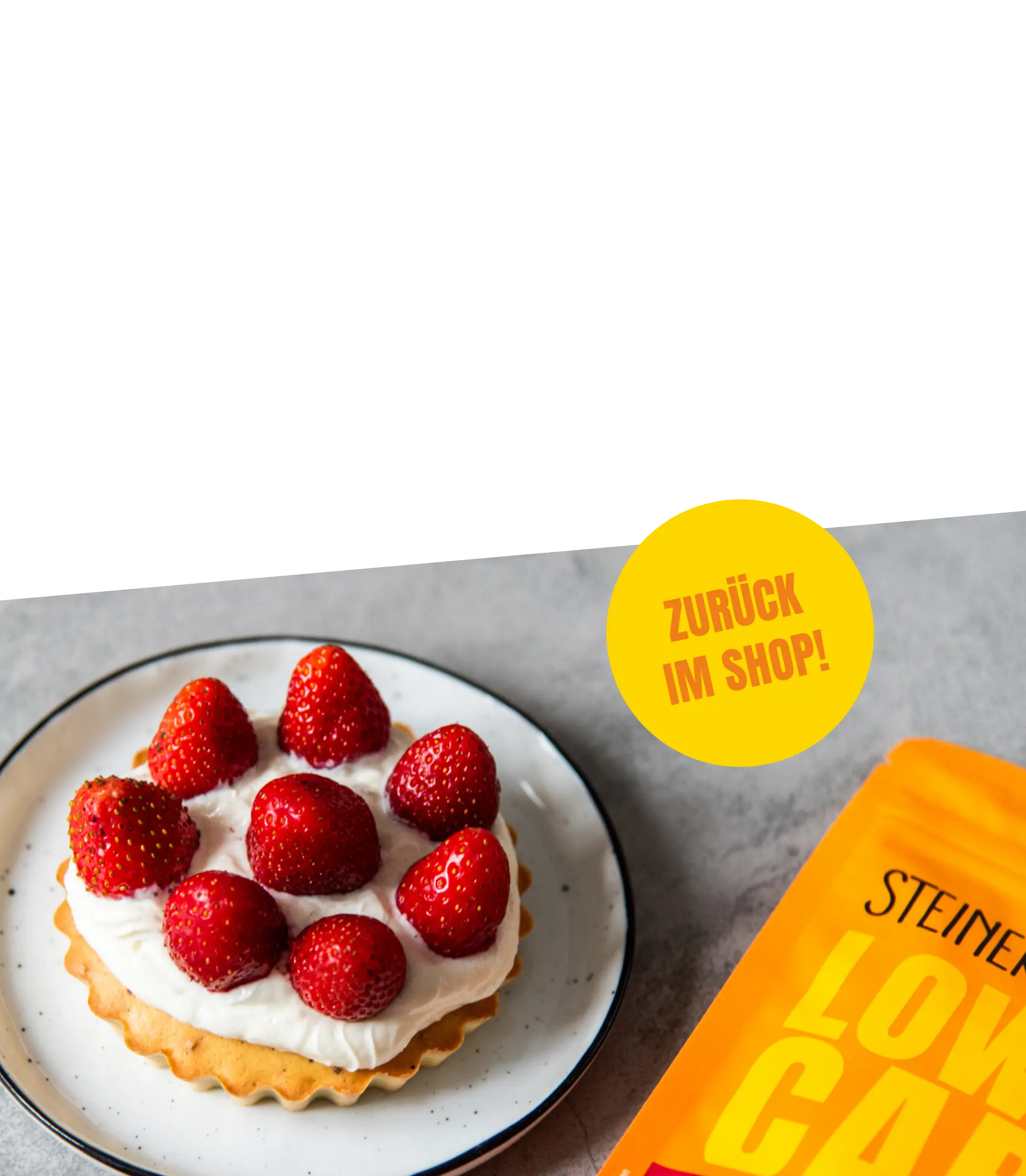 Ein Tartelett mit Erdbeeren, gebacke aus STEINER´s Low Carb Biskuit Backmischung.