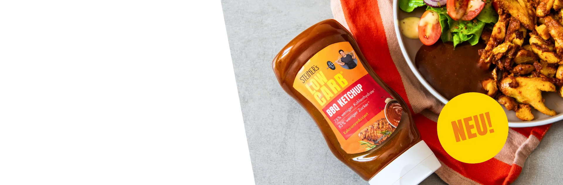 Eine Flasche STEINER´s Low Carb BBQ Ketchup neben einem Teller mit gebratenem Fleisch und einem Belagensalat.