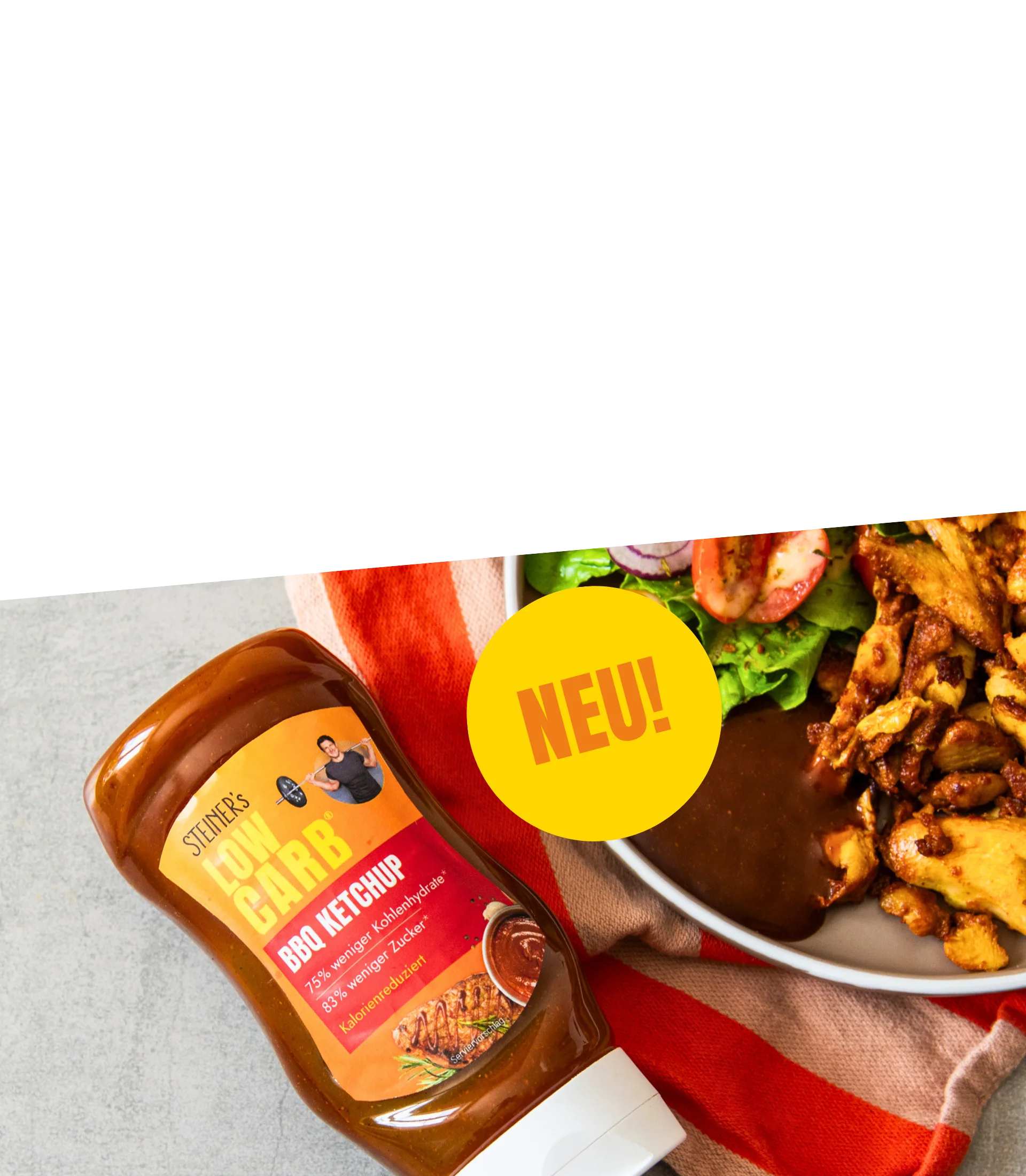 Eine Flasche STEINER´s Low Carb BBQ Ketchup neben einem Teller mit gebratenem Fleisch und einem Belagensalat.