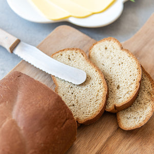 STEINER´s Low Carb High Protein Toast 280g Laib aufgeschnitten auf einem Schneidebrett.