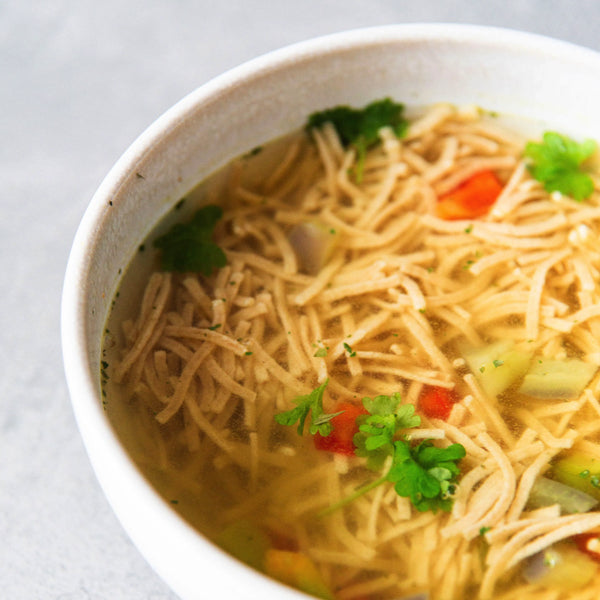 STEINER´s Low Carb High Protein Suppeneinlage als zubereitet Nudelsuppe mit Paprikastückchen und Petersilie.