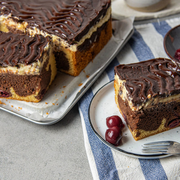 STEINER´s Zartbitter Schokodrops geschmolzen als Glasur auf einer Low Carb Donauwelle.