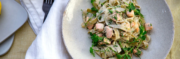 Low Carb Pasta mit Zitrone, Dill & Lachs